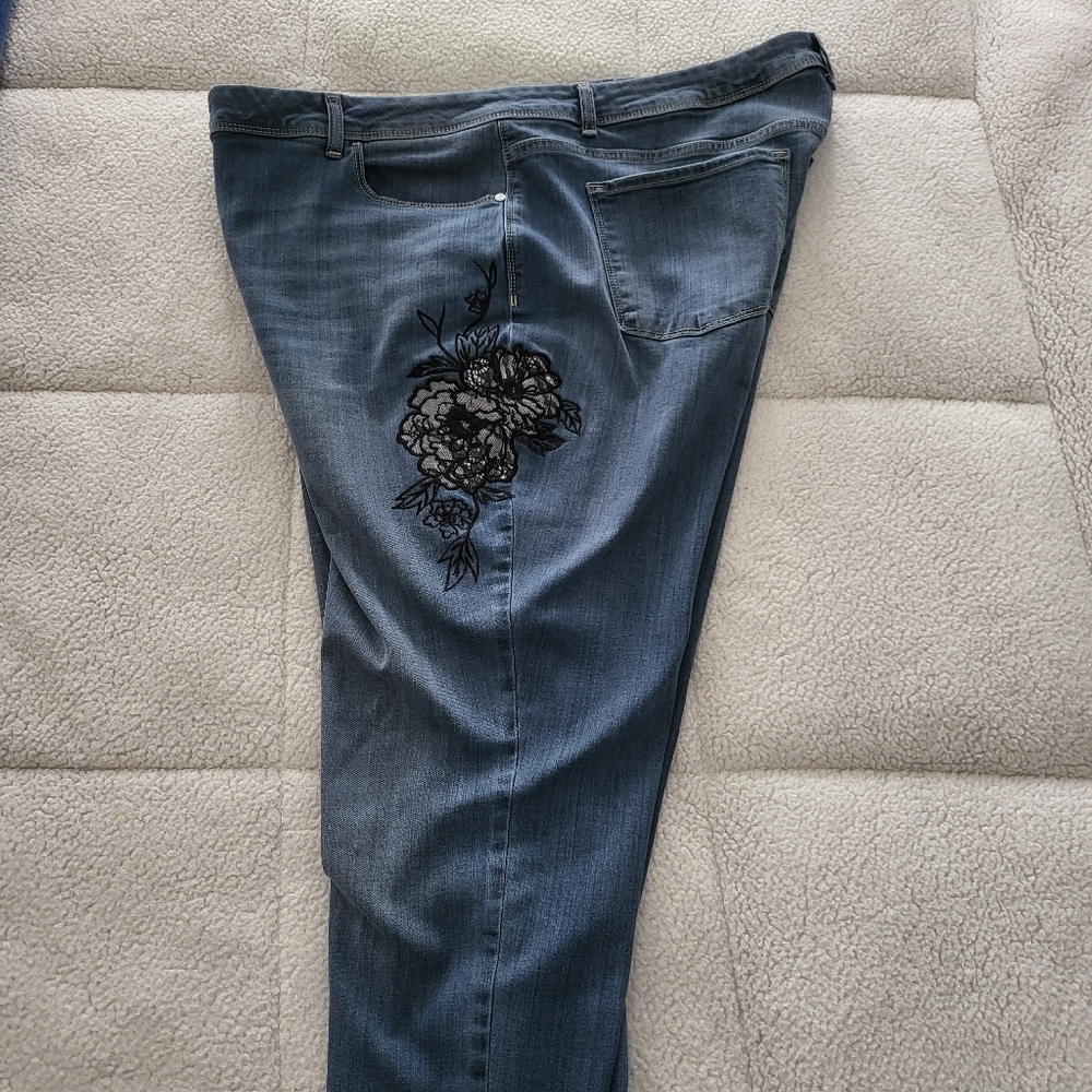 Simply Vera embroidered skinny jeans, size 22